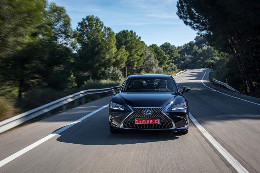  Lexus ES300h 2018 года  (WW) (фото 47 из 71)